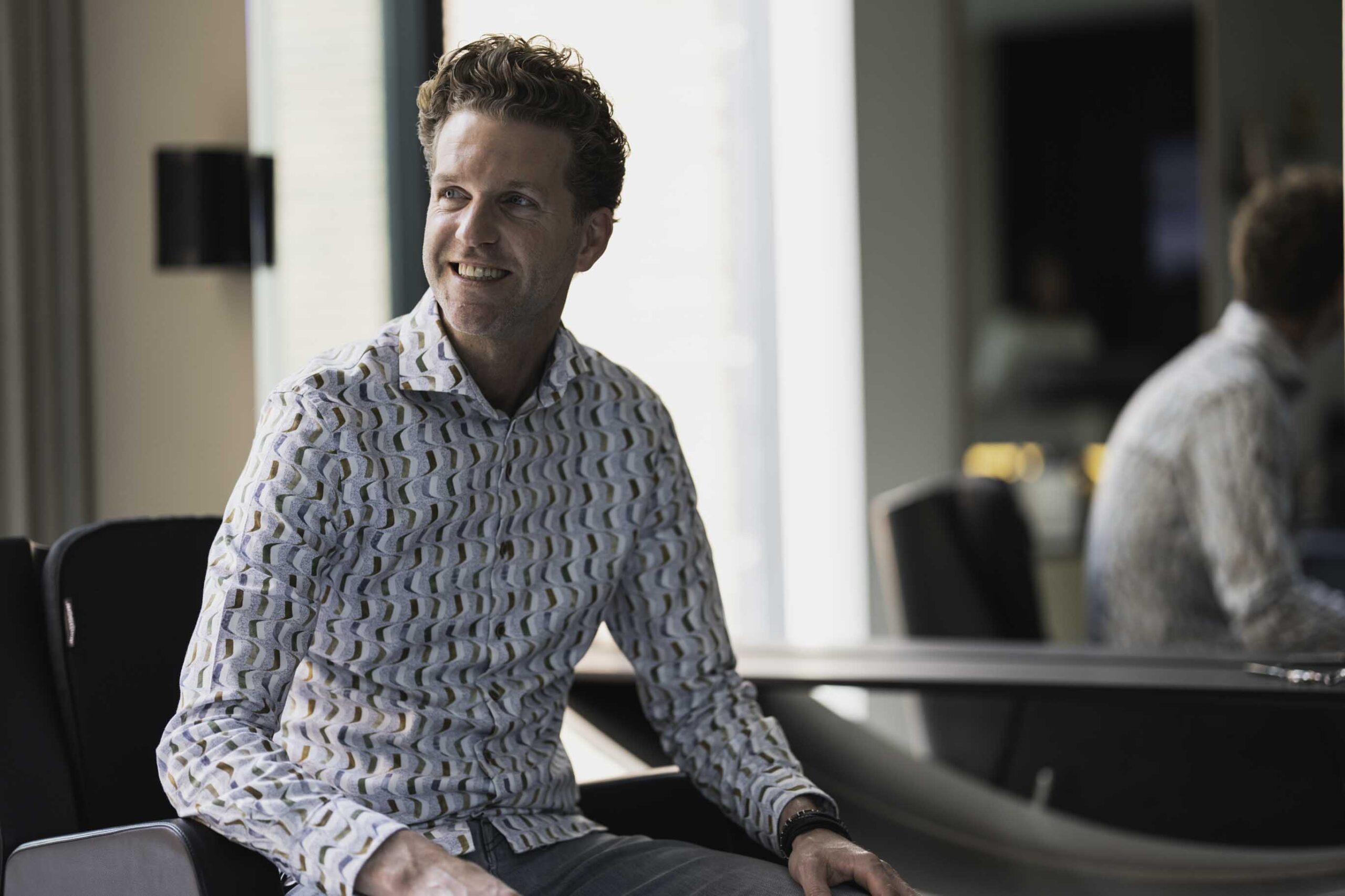 Welkom bij Picas Hairconsult: jouw specialist voor stijlvolle kapsels, haarkleuring en haarverzorging in de regio Kaprijke, Lembeke, Eeklo en omgeving. In ons duurzaam kapsalon combineren we moderne technieken met persoonlijke service, zodat jij stralend buiten stapt. Onze ervaren dameskapper en herenkapper staan voor je klaar met advies op maat. Van trendy kapsels tot klassieke snitten, wij creëren een look die perfect bij jou past. Droom je van een nieuwe kleur? Ontdek onze haarkleuringen, balayage en highlights, uitgevoerd met natuurlijke haarproducten voor een gezond en glanzend resultaat. Bij Picas Hairconsult draait het om meer dan alleen knippen en kleuren. Wij bieden ook uitgebreide haarverzorging, hoofdhuidverzorging en haaranalyses. Heb je last van haarproblemen zoals haaruitval? Wij adviseren je graag over de beste haarversteviging en verzorgingsproducten, speciaal afgestemd op jouw haartype. Speciaal voor bijzondere gelegenheden creëren wij bruidskapsels en opsteekkapsels die jouw natuurlijke schoonheid versterken. Met onze keratinebehandelingen geef je je haar bovendien een intense glans en souplesse. Zoek je een kapper in Kaprijke, Meetjesland, Lembeke of Eeklo? Bij Picas Hairconsult geniet je van een relaxmoment bij de kapper, met aandacht voor jouw wensen en stijl. Ontdek vandaag nog onze persoonlijke aanpak en laat je verrassen door de nieuwste haarkleurtrends en modieuze kapsels!