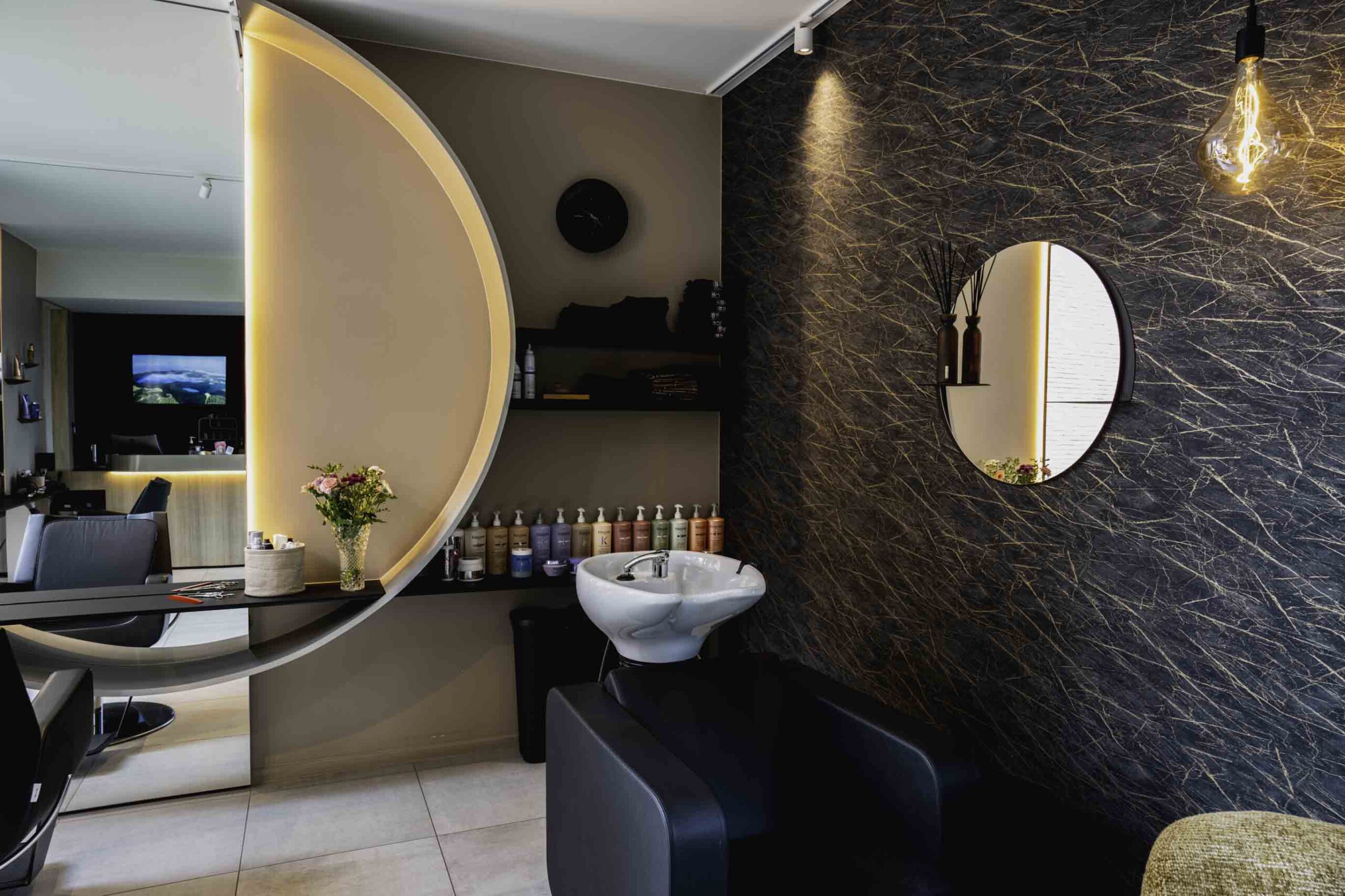 Bij Wim Boelens krijg je volledig gepersonaliseerd haarkap- en verzorgingsadvies dat vertrekt vanuit een professionele haardiagnose, met veel aandacht voor natuurlijke producten, gezondheid van je haar én jouw persoonlijke stijl.